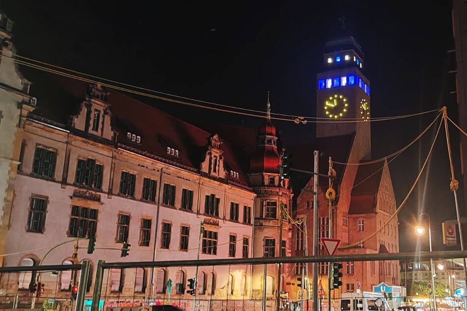 Der Turm vom Rathaus Neukölln erstrahlt in der Dunkelheit zurzeit in Blau-Weiß, um die Solidarität mit Israel weithin im Bezirk sichtbar zu machen.