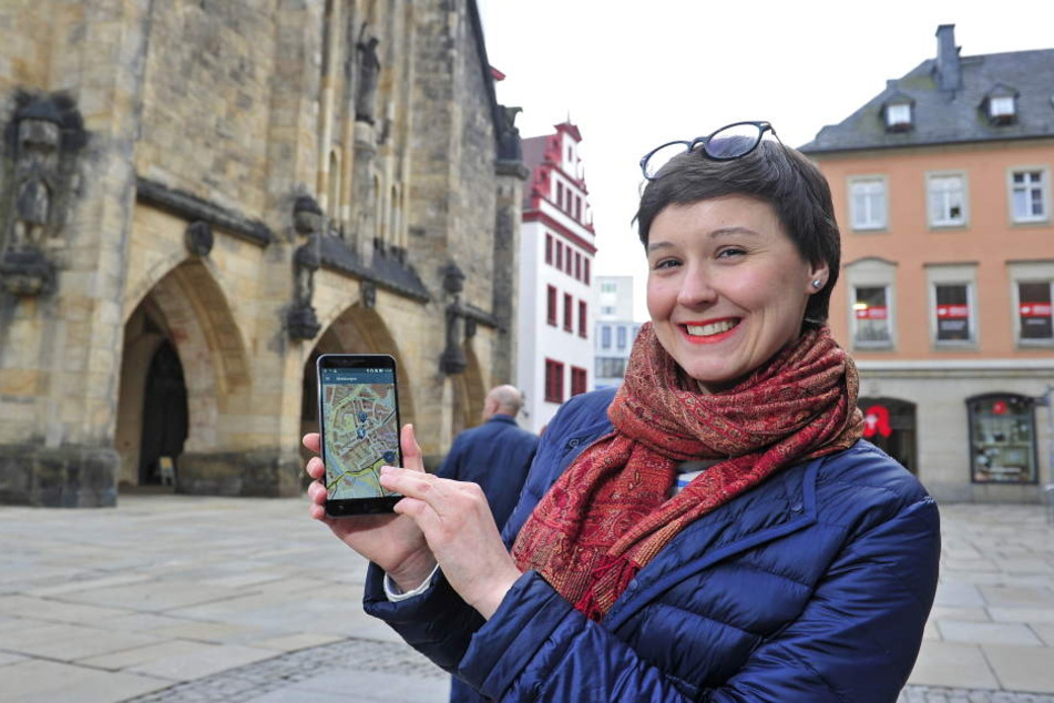 Anna Galda (31), Leiterin Stabsstelle Strategieentwicklung im Rathaus, testet die neue MobiApp.