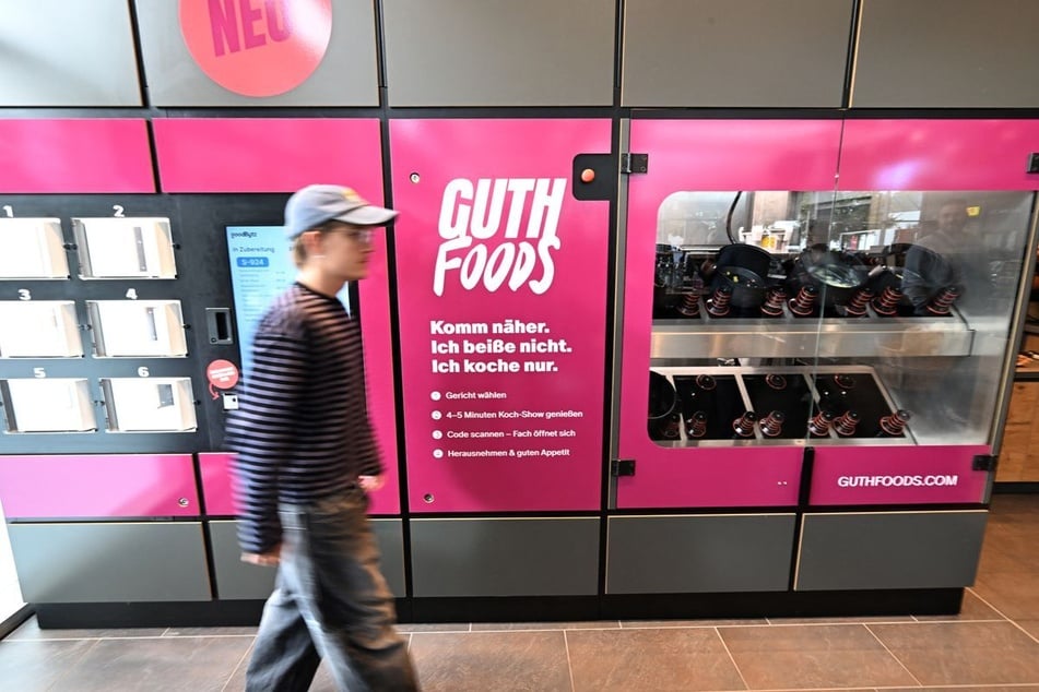 An der Tankstelle in München kann man sich von einem Roboter bekochen lassen.