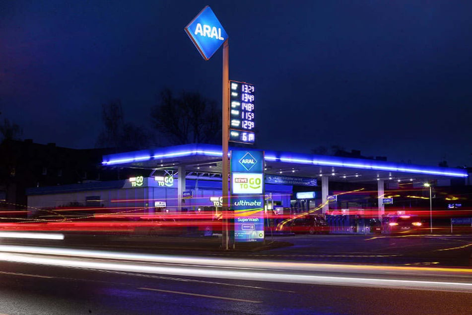 An der ARAL-Tankstelle in der Altenburger Straße rastete ein Unbekannter aus und schlug einem Mitarbeiter ins Gesicht. (Symbolbild)
