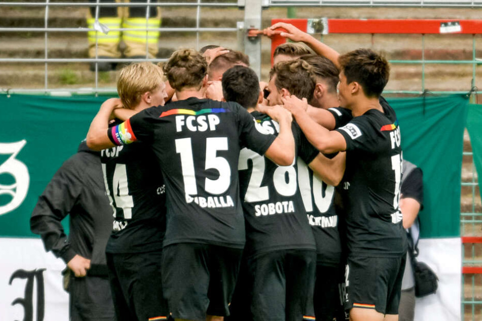 Die Spieler des FC St. Pauli jubeln über den Treffer zum 3:2 von Marvin Knoll.