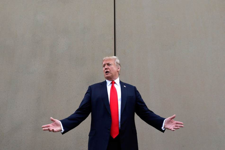 US-Präsident Donald Trump vor einem Prototypen für eine Mauer an der Grenze zu Mexiko. Aufgrund eines Streits über die Finanzierung kam es zum "Showdown".