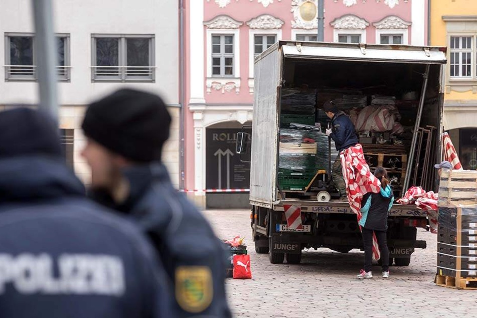 Die Händler des Wochenmarktes mussten wegen der Bedrohungslage ihre Sachen packen.