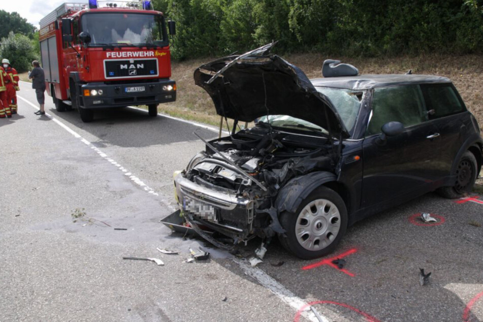 Frau schwebt nach heftigem Unfall mit Überschlag in Lebensgefahr