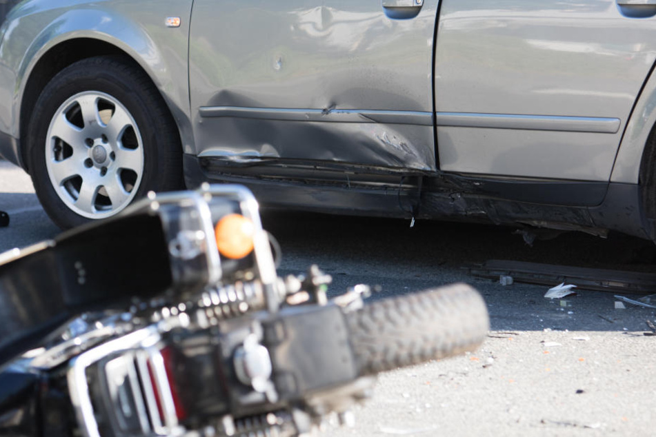 Das Motorrad war offenbar in die Seite des Pkw gerast.