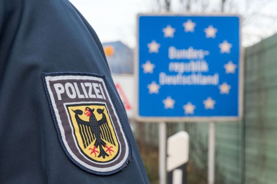 Bei einer Grenzkontrolle fielen die Sportwagen auf, die seit einer Woche zwischen Deutschland, Österreich, Italien und der Schweiz unterwegs waren. (Symbolbild)