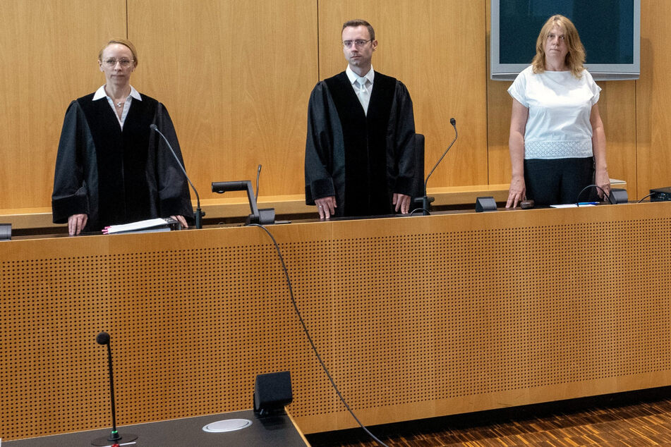 Die Vorsitzende Richterin Martina Neuhierl (l.) eröffnet im Schwurgerichtssaal im Landgericht den Prozess gegen den Hausarzt. Doch der Angeklagte erschien einfach nicht. (Archiv)