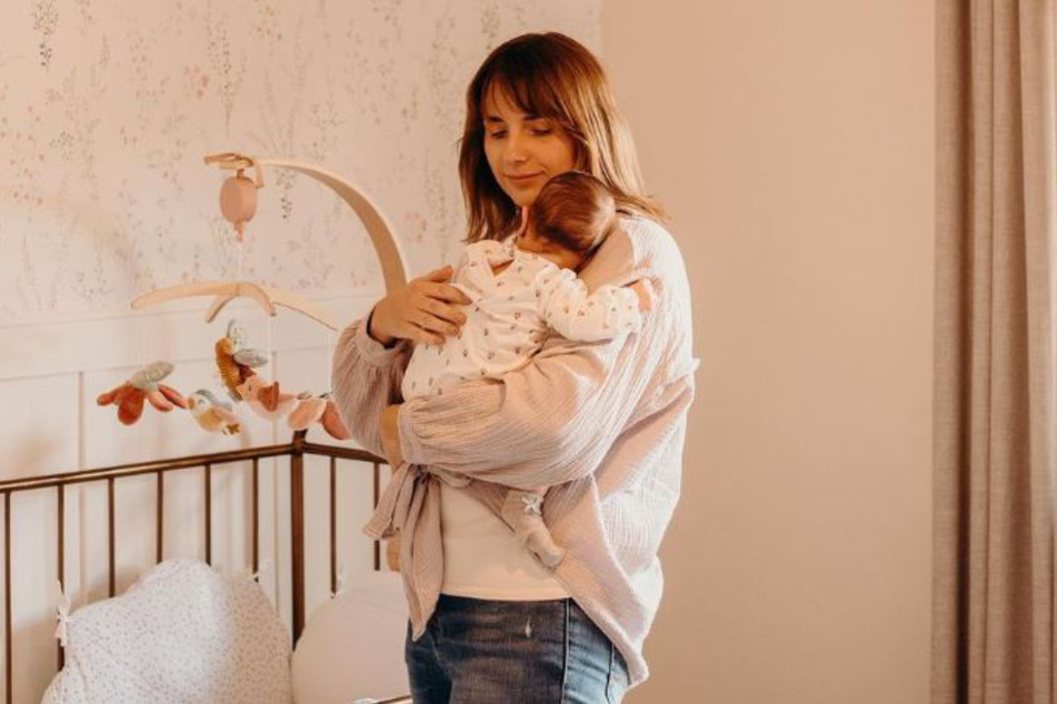Anna Heiser mit Tochter Alina Marikka (6 Monate) zeigt sich in letzter Zeit häufig nachdenklich.