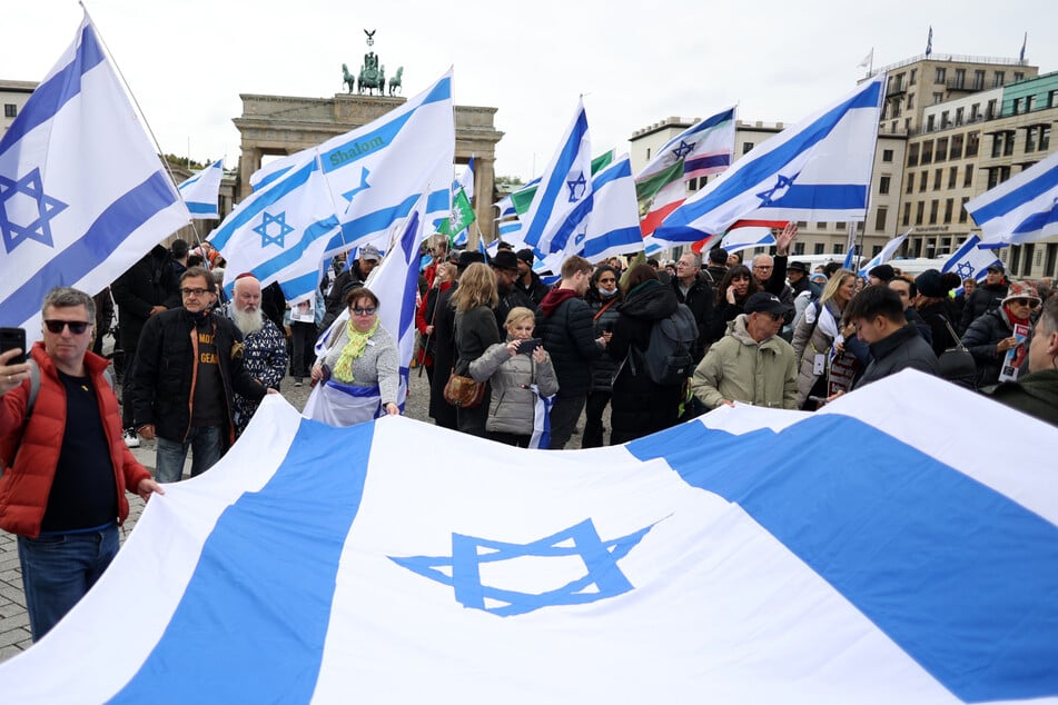 Am Brandenburger Tor versammelten sich zahlreiche Menschen, um an die Hamas-Geiseln zu erinnern.