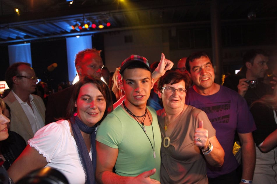 Pietro Lombardi (heute 34, 2.v.l.) feierte seinen DSDS-Sieg 2011 unter anderem mit seinen Eltern. (Archivfoto)