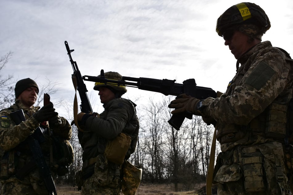 Ukrainische Soldaten bereiten sich auf einen Einsatz vor.