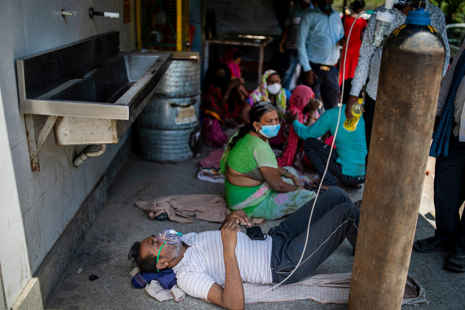 Ein Patient erhält Sauerstoff vor einem Gurdwara, einem Sikh-Gotteshaus. Indien mit seinen 1,3 Milliarden Einwohnern kämpft aktuell mit einer großen zweiten Corona-Welle. Diese Woche wurden binnen nur vier Tagen mehr als eine Million Corona-Neuinfektionen registriert.