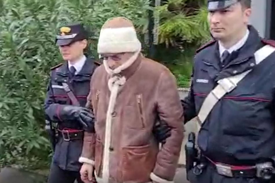 Der Chef der sizilianischen Cosa Nostra, der nach seiner Festnahme von der Polizei begleitet wird.