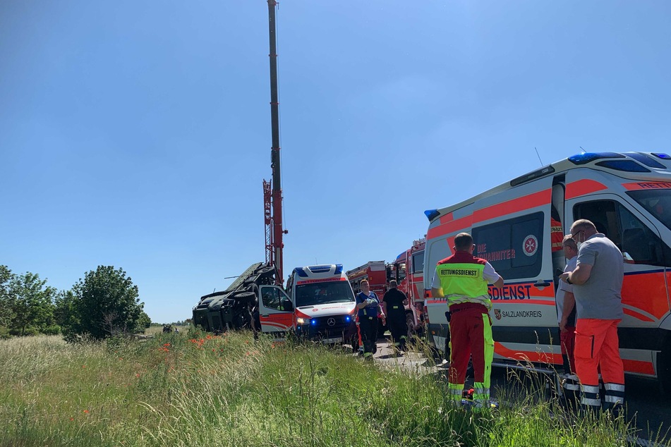 Die Bergungsarbeiten gestalteten sich schwierig - unter anderem ein Kram kam zum Einsatz, um den gekippten Lkw aufzurichten.