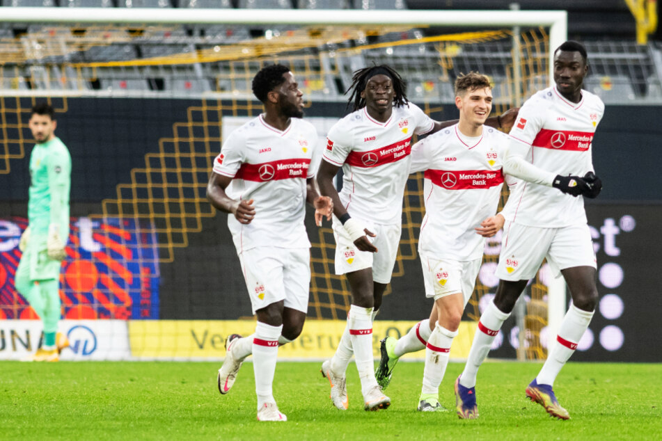 Tanguy Coulibaly (19, vorne, 2.v.l.) spielte beim 5:1-Auswärtssieg des VfB in Dortmund groß auf.