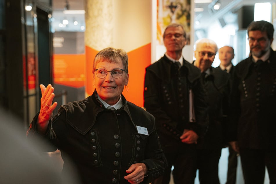 Museumsdirektorin Andrea Riedel kennt die Geschichten hinter den Exponaten in Freiberg ganz genau.