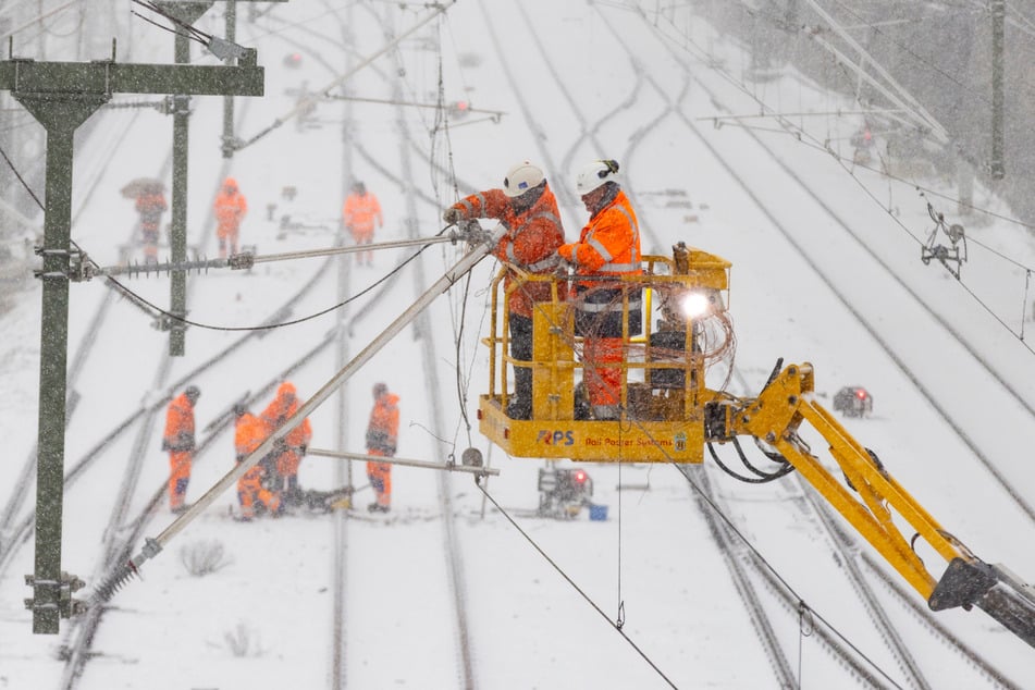 Am Hauptbahnhof wurde trotz Schneesturm die Oberleitung montiert.