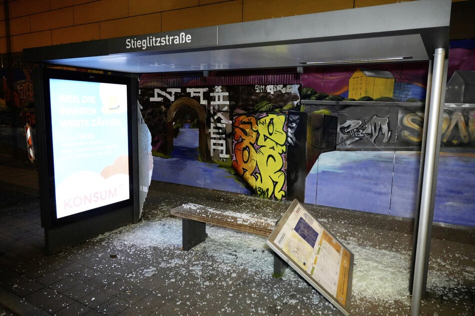 Bei einem Haltestellehäuschen wurden die Glasscheiben eingeschlagen.