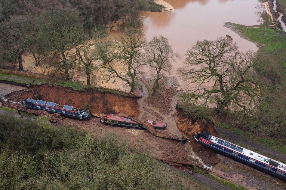 Zwei Boote wurden direkt in die Untiefen des Lochs gezogen. Ein weiteres steht derzeit noch "auf der Kante", jedoch löst sich ersten Angaben zufolge nach und nach der Boden unter dem Bug.
