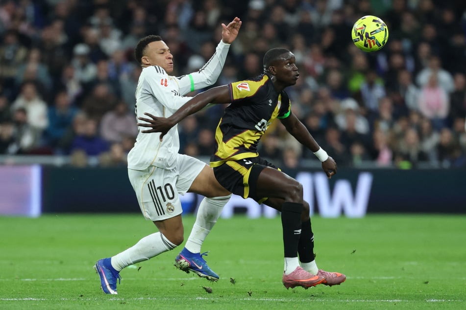 Nobel Mendy (21, r.) muss sich im spanischen Liga-Alltag unter anderem mit Superstar Kylian Mbappé (27) messen.
