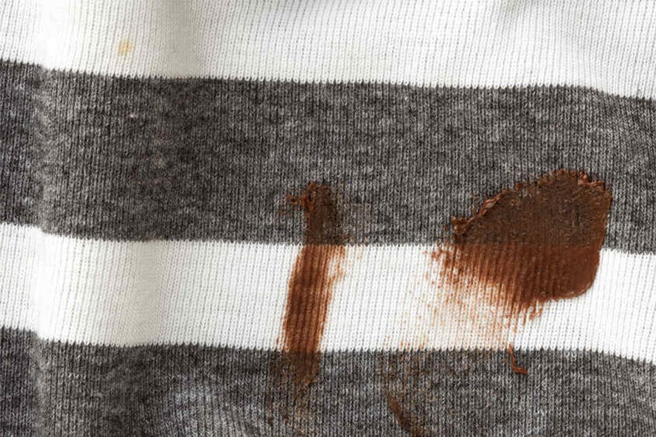 Schokoladenflecken entfernen: Mit Hausmitteln geht's ganz einfach