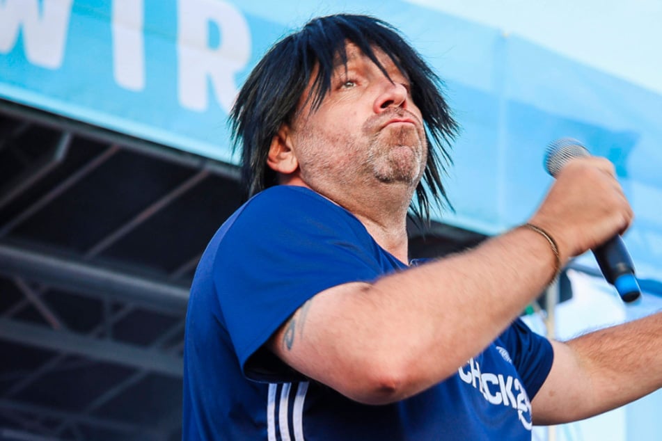 "Promi Darts Masters" geht mit diesem Schlagersänger in die zweite Runde