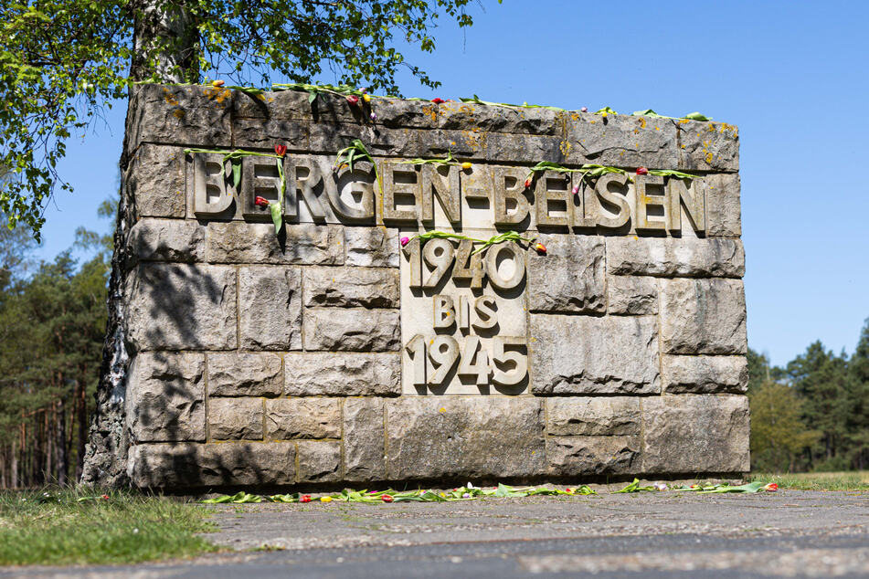 Eine Steintafel auf dem Gelände der Gedenkstätte Bergen-Belsen. Vor Kurzem wurde der 80. Jahrestag der Befreiung des ehemaligen Konzentrationslagers gefeiert.