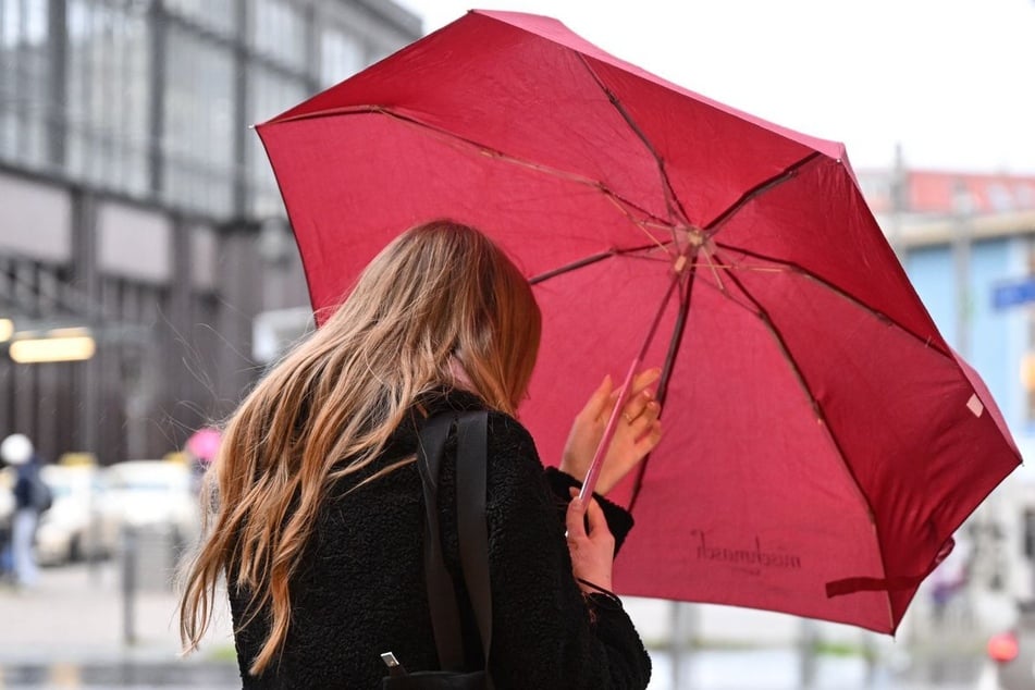 Die Menschen in NRW müssen sich in den kommenden Tagen vermehrt auf Regen einstellen. (Symbolbild)