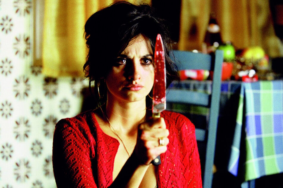 Penelope Cruz zückt in "Volver - Zurückkehren" ein Messer.
