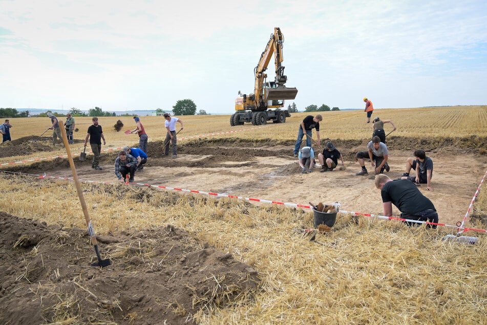 Bei Helfta wurde die Überreste eines Palastes aus dem 10. Jahrhundert weiter ausgegraben.