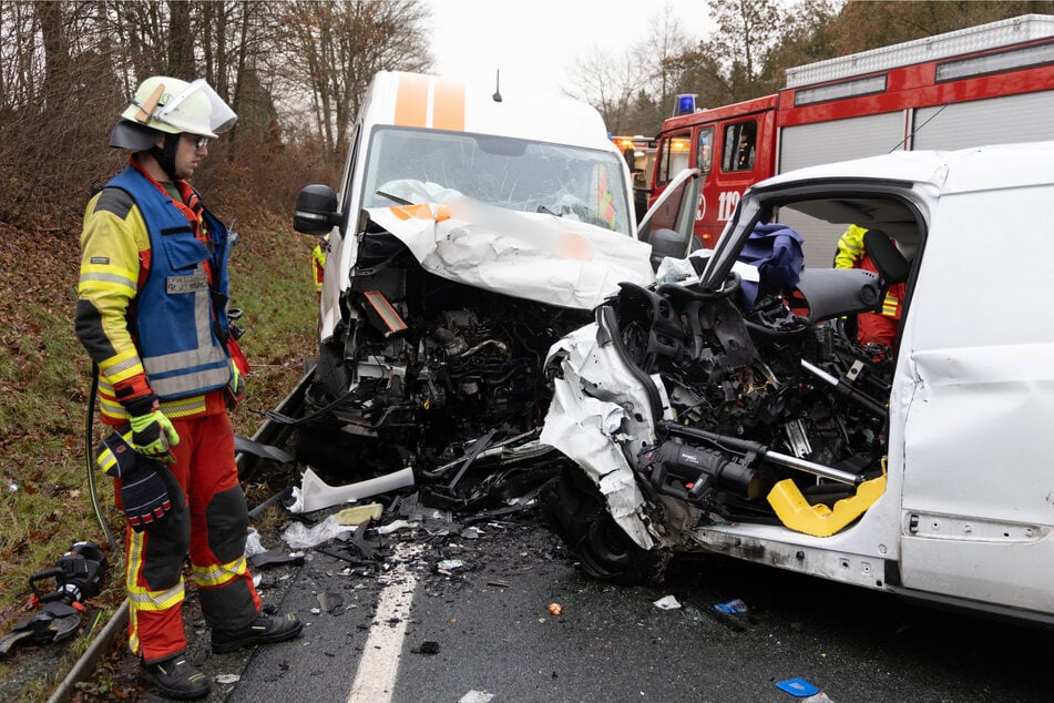 Transit kracht in Pakettransporter: Ford-Fahrer (40) stirbt noch am Unfallort