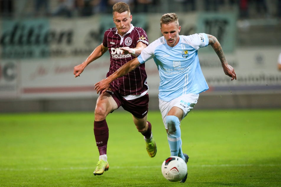Ein Bild aus vergangenen Tagen: Matthias Steinborn (36, l., damals noch Spieler des BFC Dynamo, jetzt SV Babelsberg 03) und Paul Milde (30, damals noch Spieler der Himmelblauen) im Duell. (Archivbild)