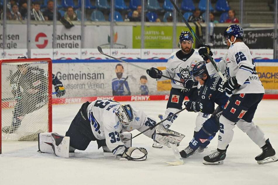 Karl Gärtner (2.v.r.) tauchte gefährlich vor Huskies-Goalie Philipp Maurer auf. Die Eislöwen präsentierten sich beim 4:1-Sieg in guter Frühform.