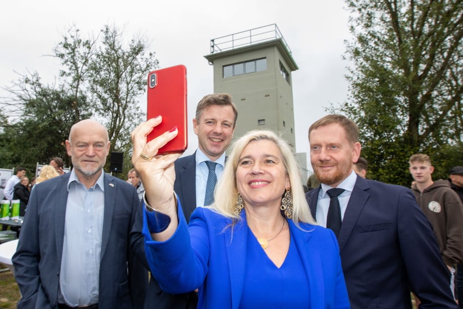 Selfie mit Grenzturm (v.l.): Landtagsabgeordneter Andreas Heinz (63, CDU), Landrat Oliver Bär (46, CSU), Staatsministerin Melanie Huml (47, CSU) und Ministerpräsident Michael Kretschmer (48, CDU).