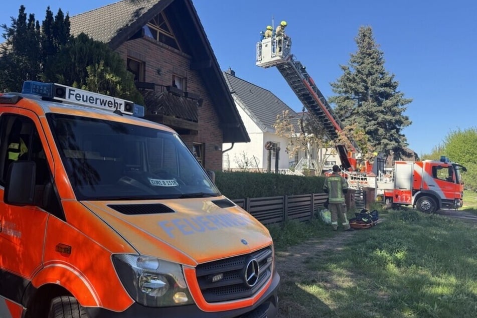 Berlin: Flammen greifen in Französisch-Buchholz auf Wohnhaus über
