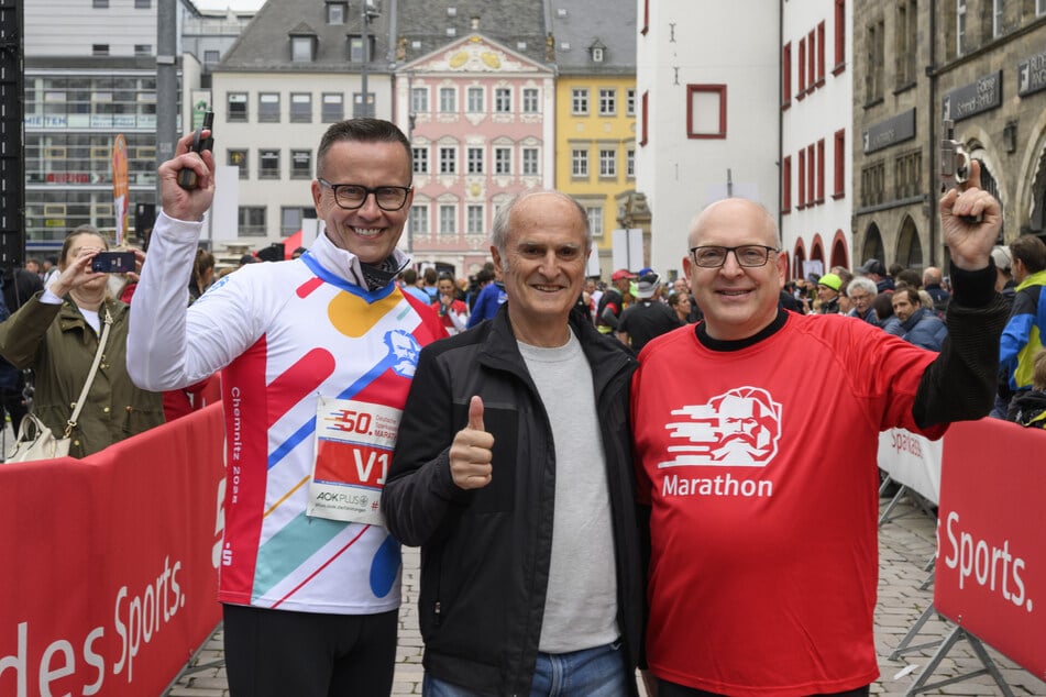 Um Punkt 9 Uhr gaben Sparkassenvorstand Michael Kreuzkamp (55) und OB Sven Schulze (53, SPD) begleitet von Olympiasieger Waldemar Cierpinski (74) den Startschuss.