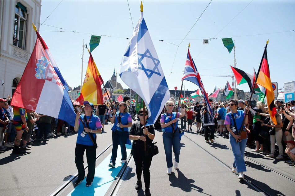 Auf der Bühne darf jeder nur die Flagge seines Landes zeigen.