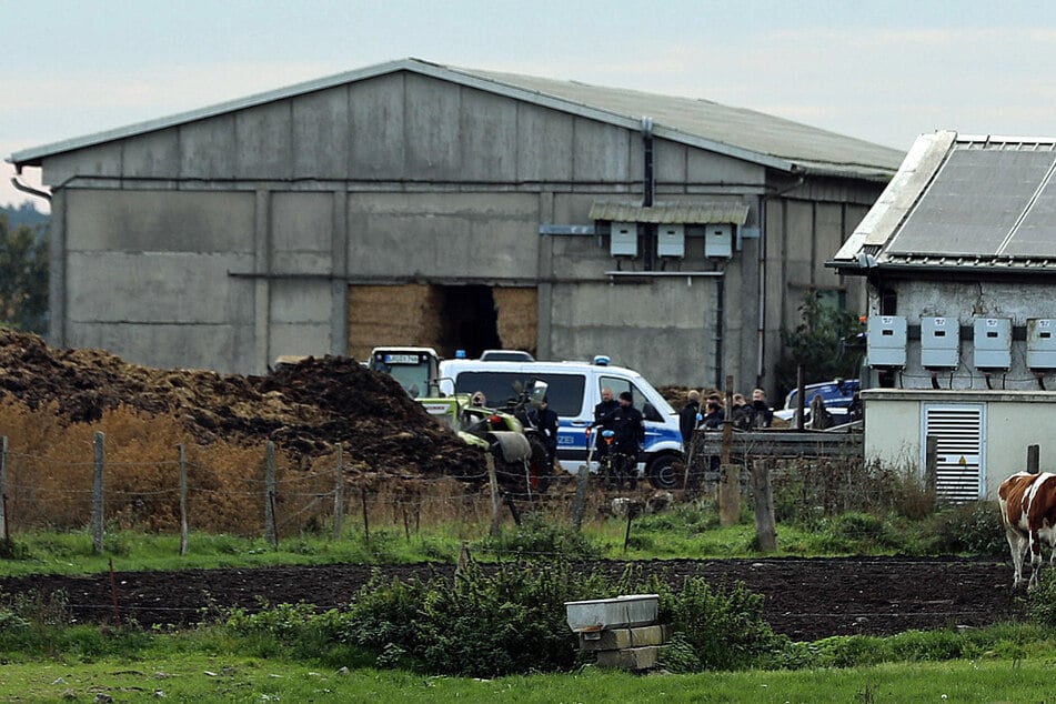 Einsatzkräfte durchsuchen einen Bauernhof in Mecklenburg-Vorpommern im Fall des getöteten Fabian (†8).