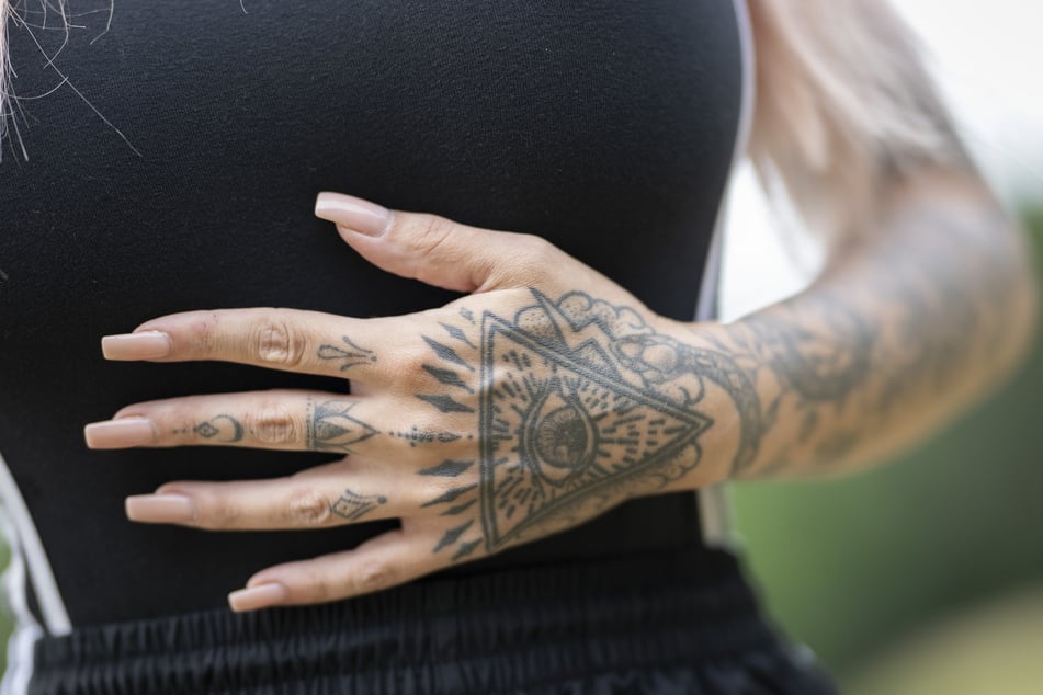 Laut dem Verwaltungsgericht Berlin müssen die Tattoos "inhaltlich unbedenklich" sein. (Symbolbild)