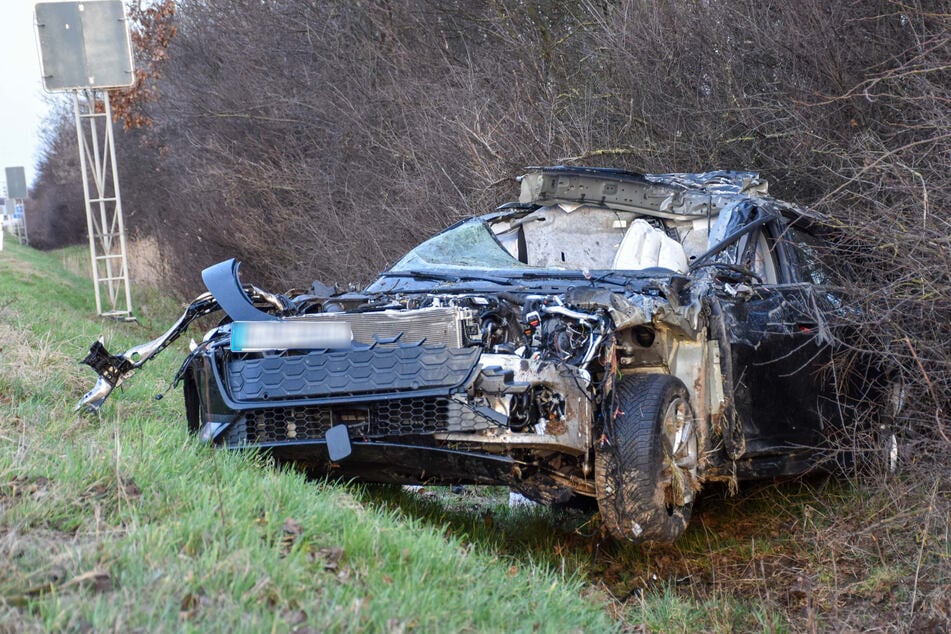 Audi kracht auf A4 in Lkw: Insassen wohl schwer verletzt, Vollsperrung in Richtung Görlitz