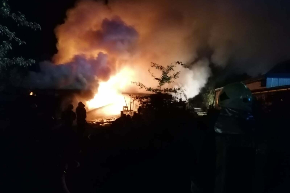 Hohe Flammen und dunkle Rauchwolken im Nachthimmel im Haselbachtal.