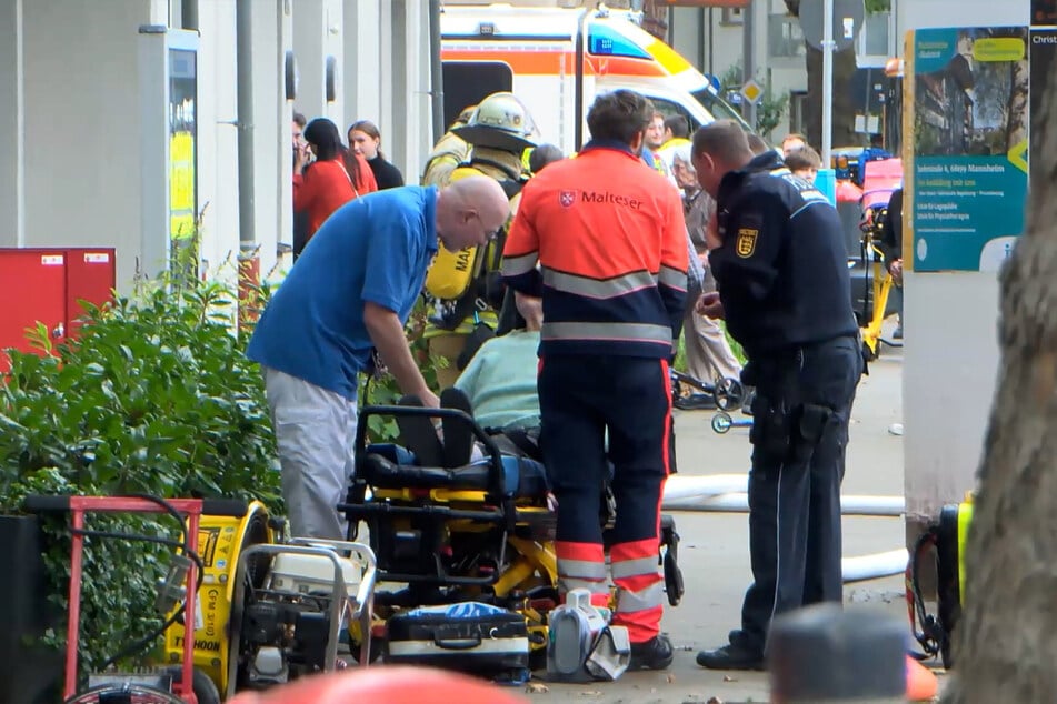 Die Rettungskräfte versorgten die Verletzten noch vor Ort.