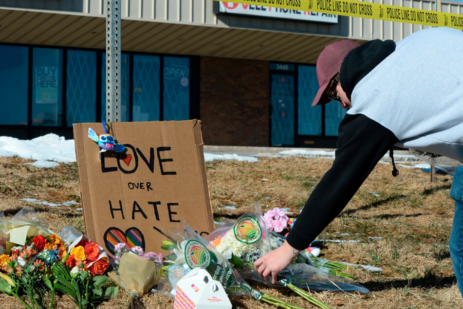 Blumen wurden zum Gedenken an die Opfer vor dem Nachtclub in Colorado Springs niedergelegt.