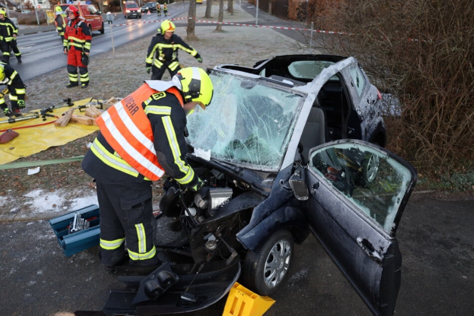 Das Mopedauto wurde durch den Crash stark in Mitleidenschaft gezogen.