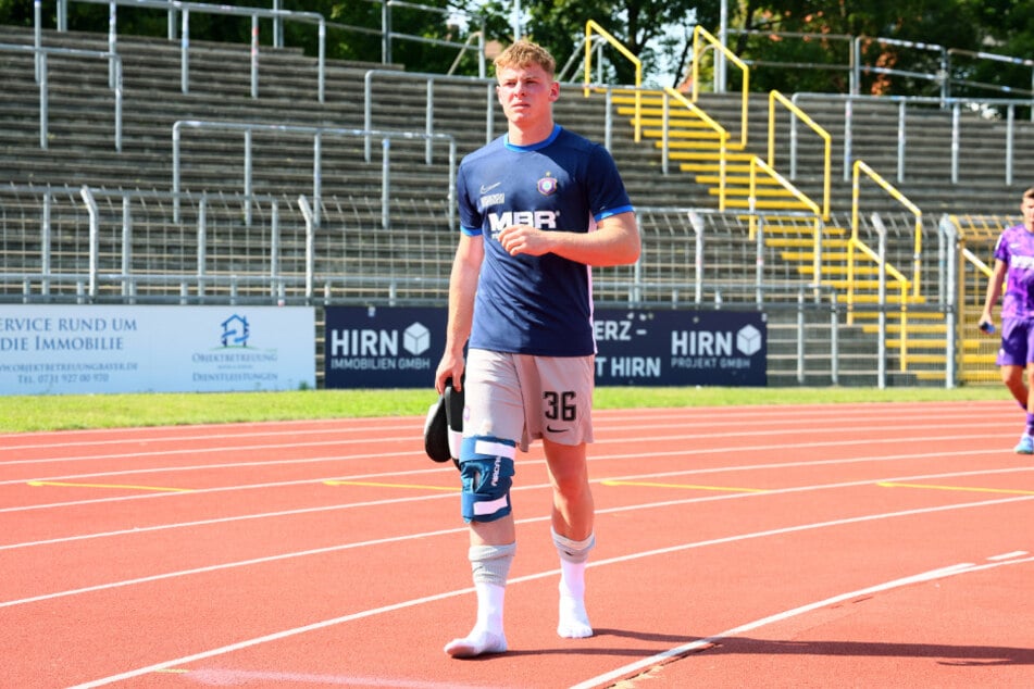 Torwarttalent Max Uhlig (18) zog sich eine Verletzung am Knie zu. Über die Schwere ist derzeit noch nichts bekannt.