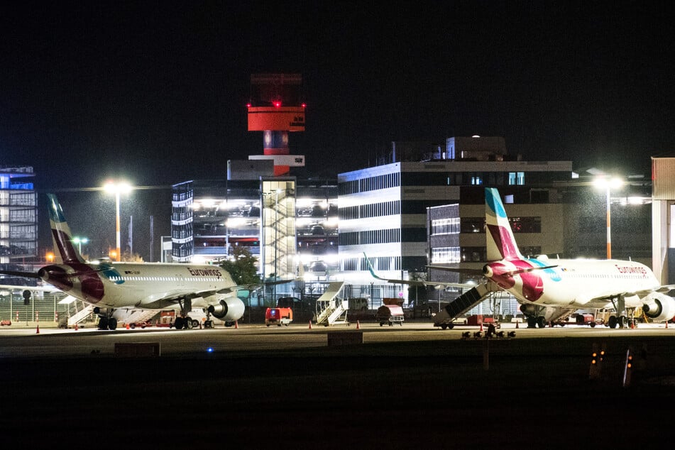 Am Freitagabend wurde ein Arbeiter am Hamburger Flughafen von einem Hangartor eingeklemmt. Er erlag seinen schweren Verletzungen noch vor Ort. (Symbolfoto)