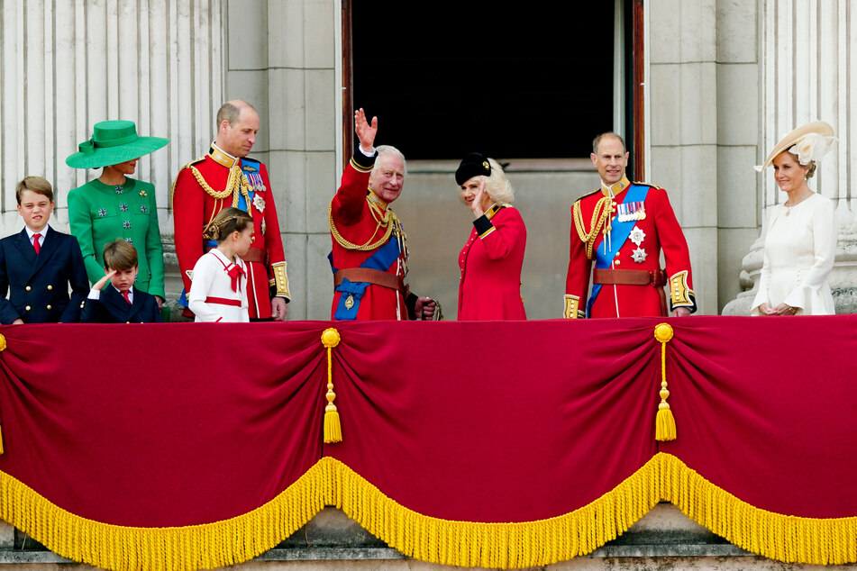 Die royale Familie zeigte sich am Ende auf dem Balkon des Buckingham-Palastes. Louis (5, vor seiner Mama Kate) salutierte unterdessen.