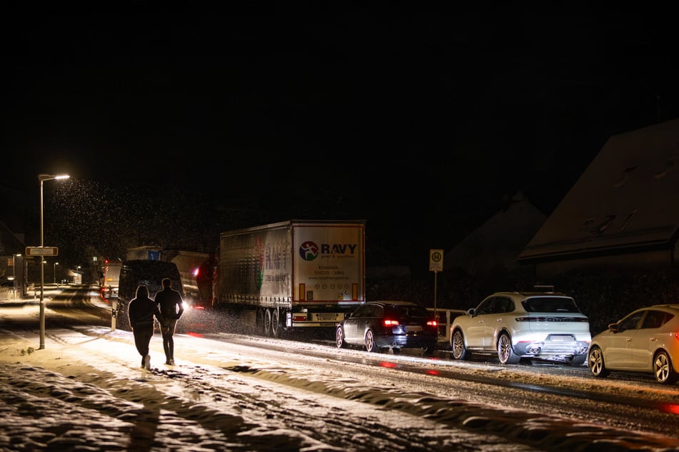 Zahlreiche Kräfte der Feuerwehr, Polizei und des Rettungsdienstes waren in der Nacht im Einsatz.