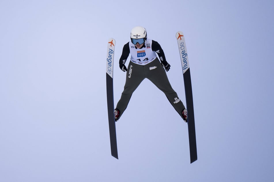 Die US-Amerikanerin Alexa Brabec stürzte beim Skispringen der Nordischen Kombination am Samstag im Auslauf.