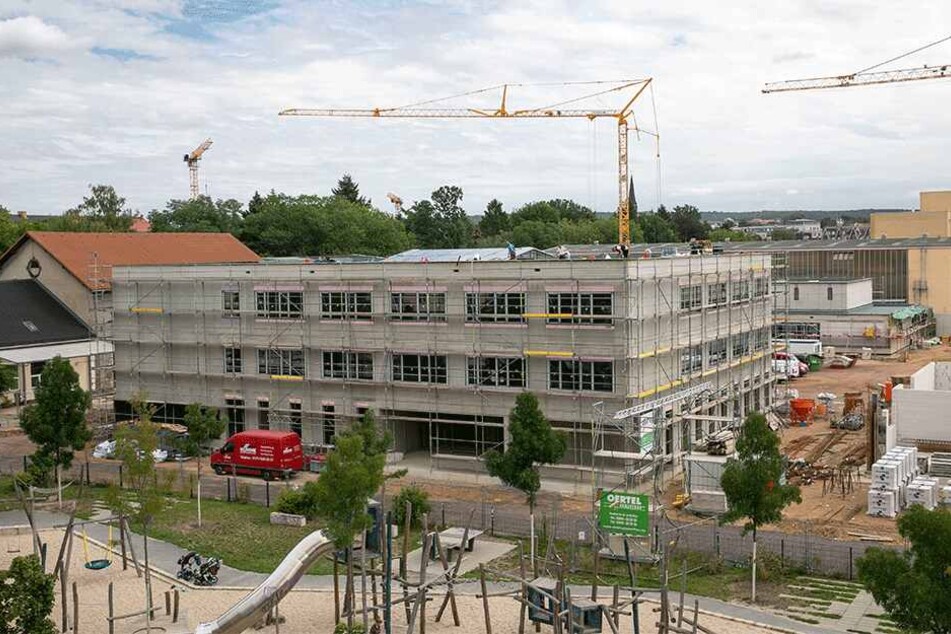 Die 148. Grundschule an der Lößnitzstraße soll im August 2020 in Betrieb gehen. Direkt neben dem Neubau entsteht eine Kita.